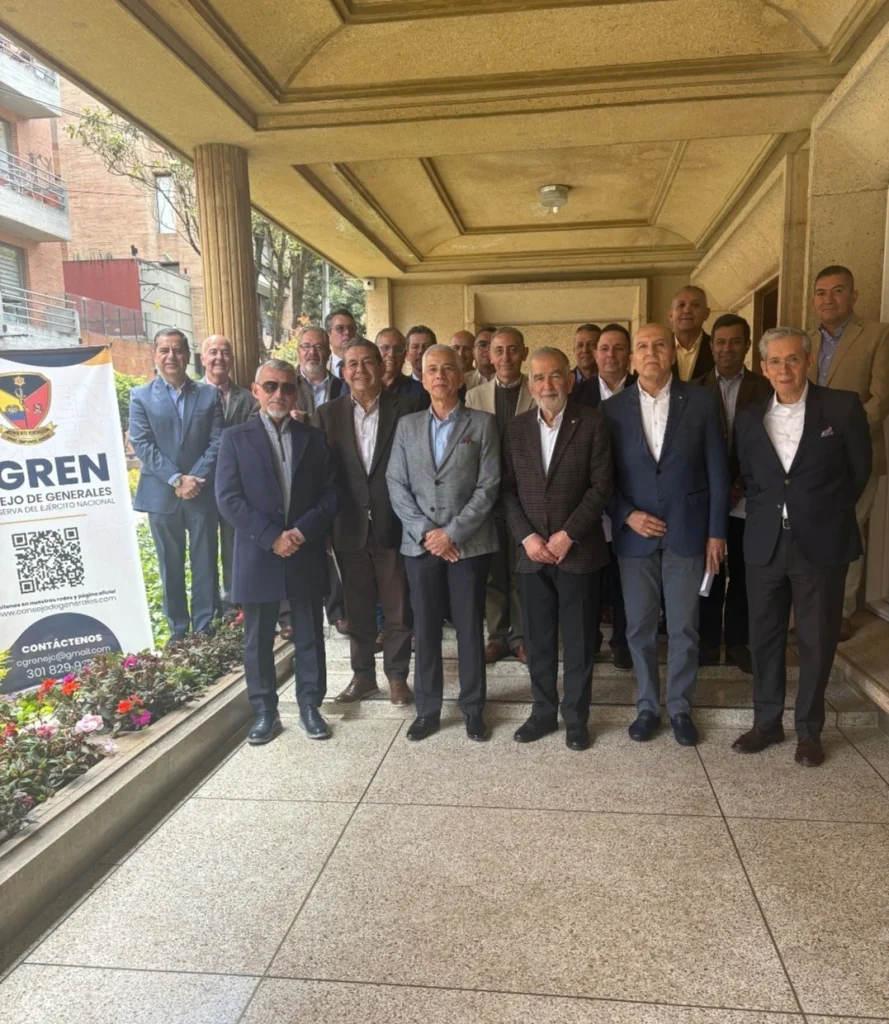 Integrantes del Consejo reunidos a la entrada de la sede