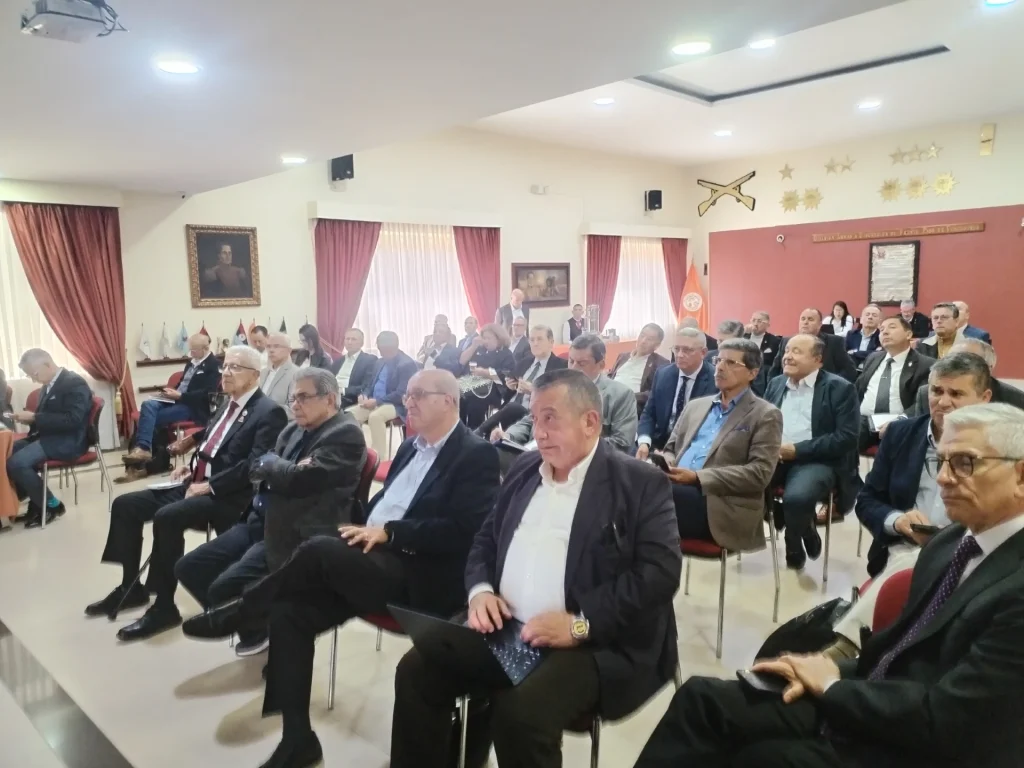 Generales de la reserva asistentes a una sesión en el auditorio