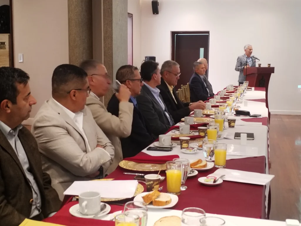 Intervención desde el atril durante un desayuno de trabajo del Consejo